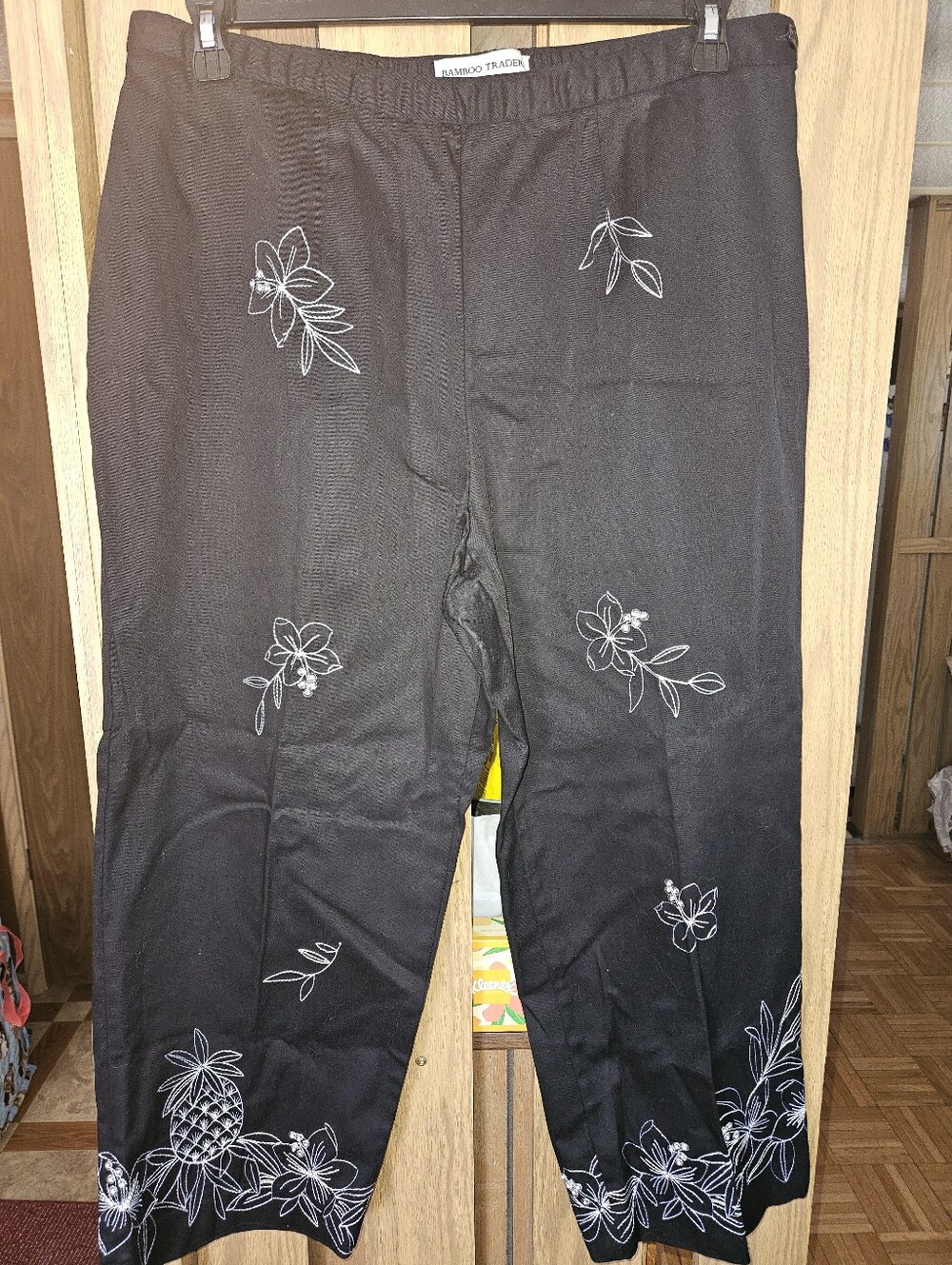 NWOT Bamboo Traders Sz 16W Black Ankle Cropped Pants w/White Floral Embroidery
